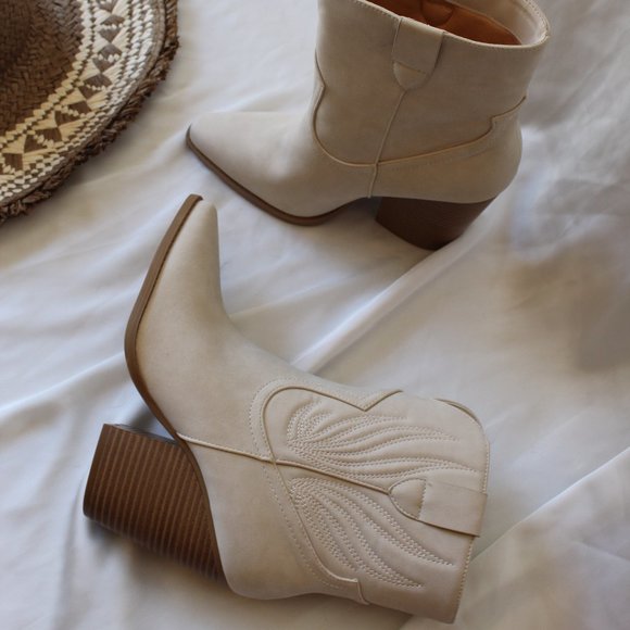 🚨ON SALE🚨// Beige western style boot vegan soft leather - Picture 13 of 17